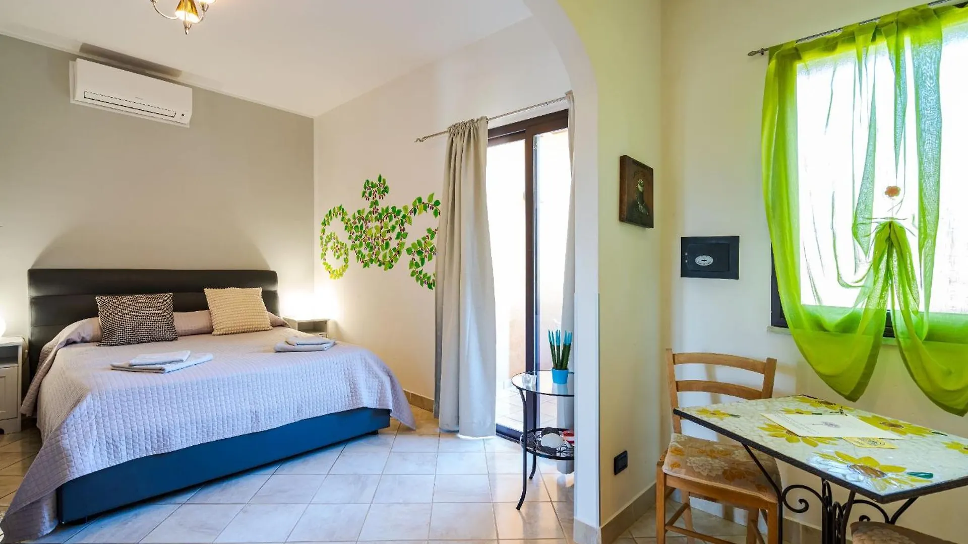 The Lemon Tree Apartment Taormina 0*,  Italy